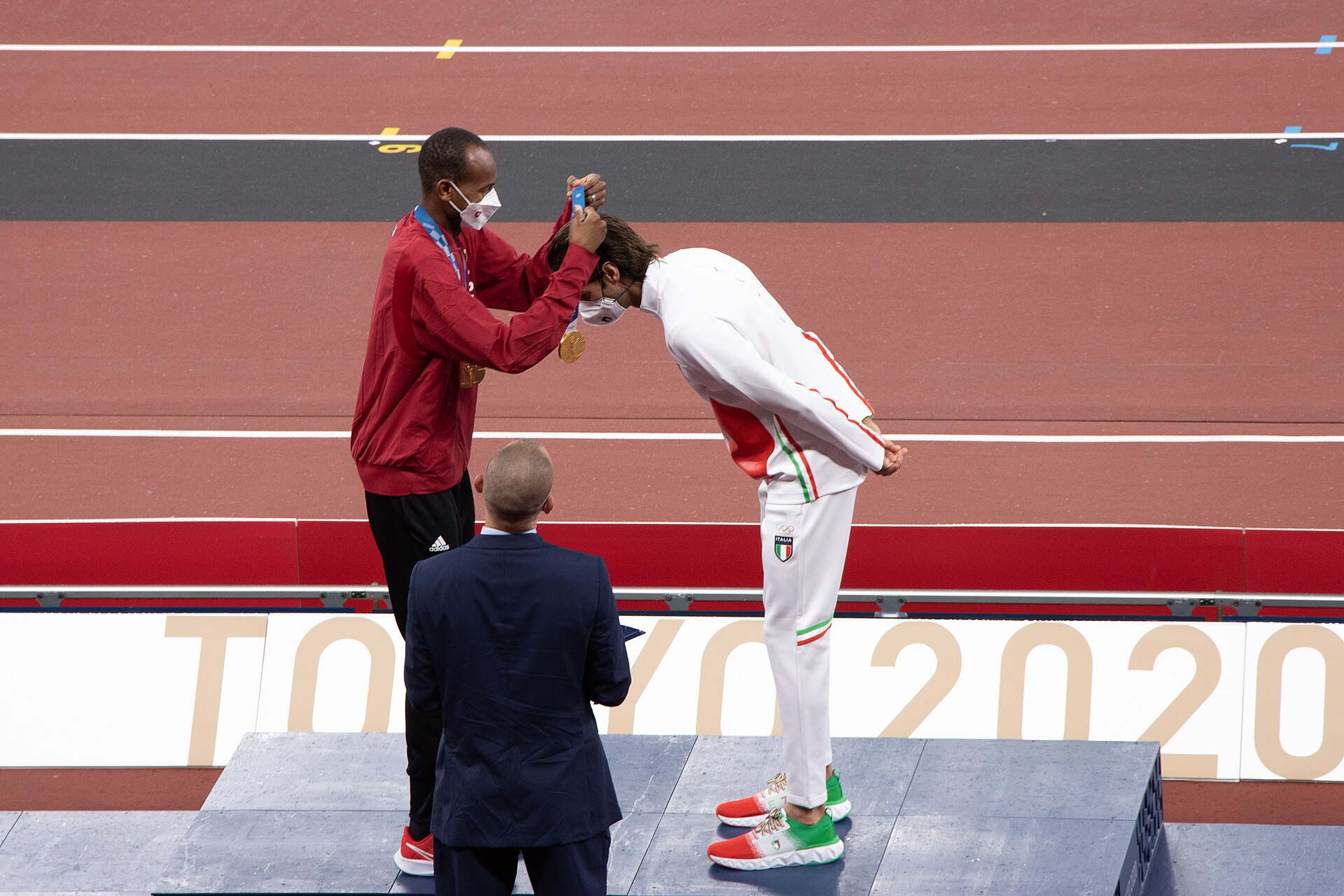 Mutaz Barshim presenting Gianmarco Tamberi his gold medal after their shared Tokyo 2020 title