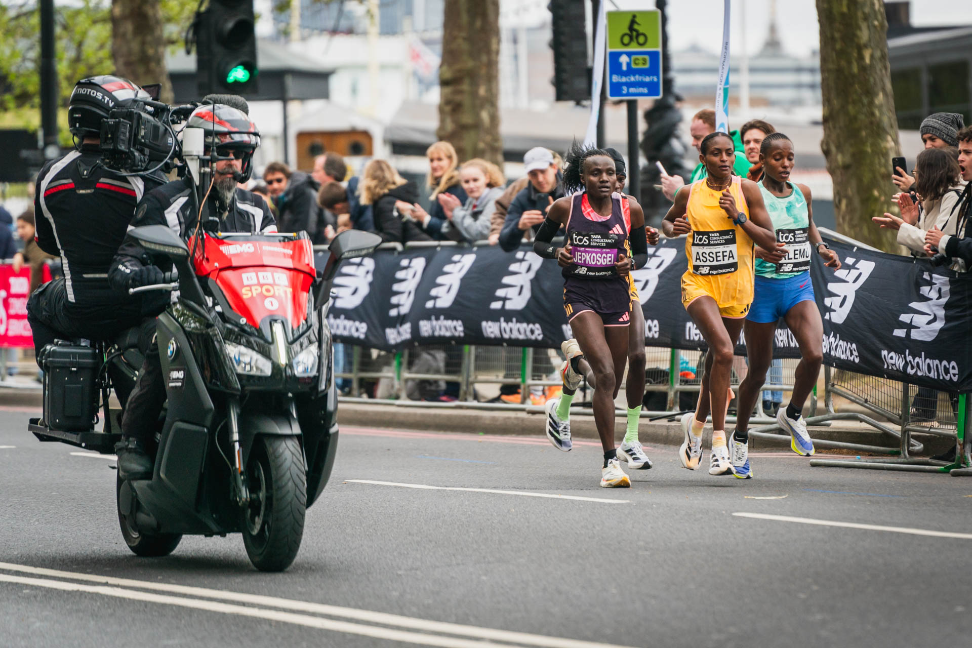 Tigst Assefa racing the 2024 London Marathon in adidas kit