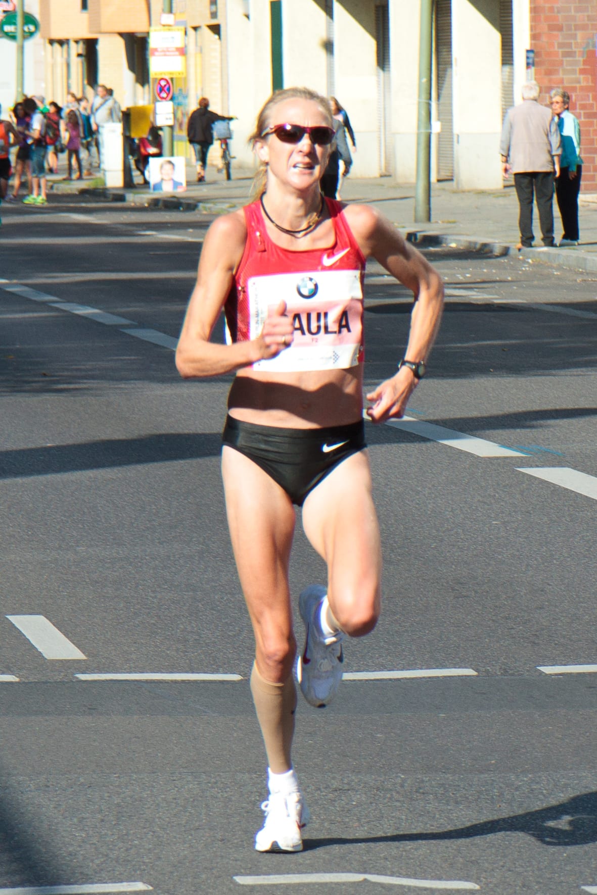 Paula Radcliffe racing the 2011 Berlin Marathon in calf compression sleeves