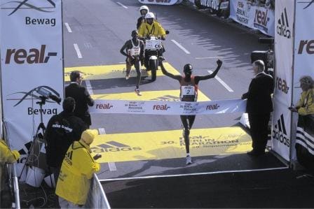 Paul Tergat winning the 2003 Berlin Marathon in world record time