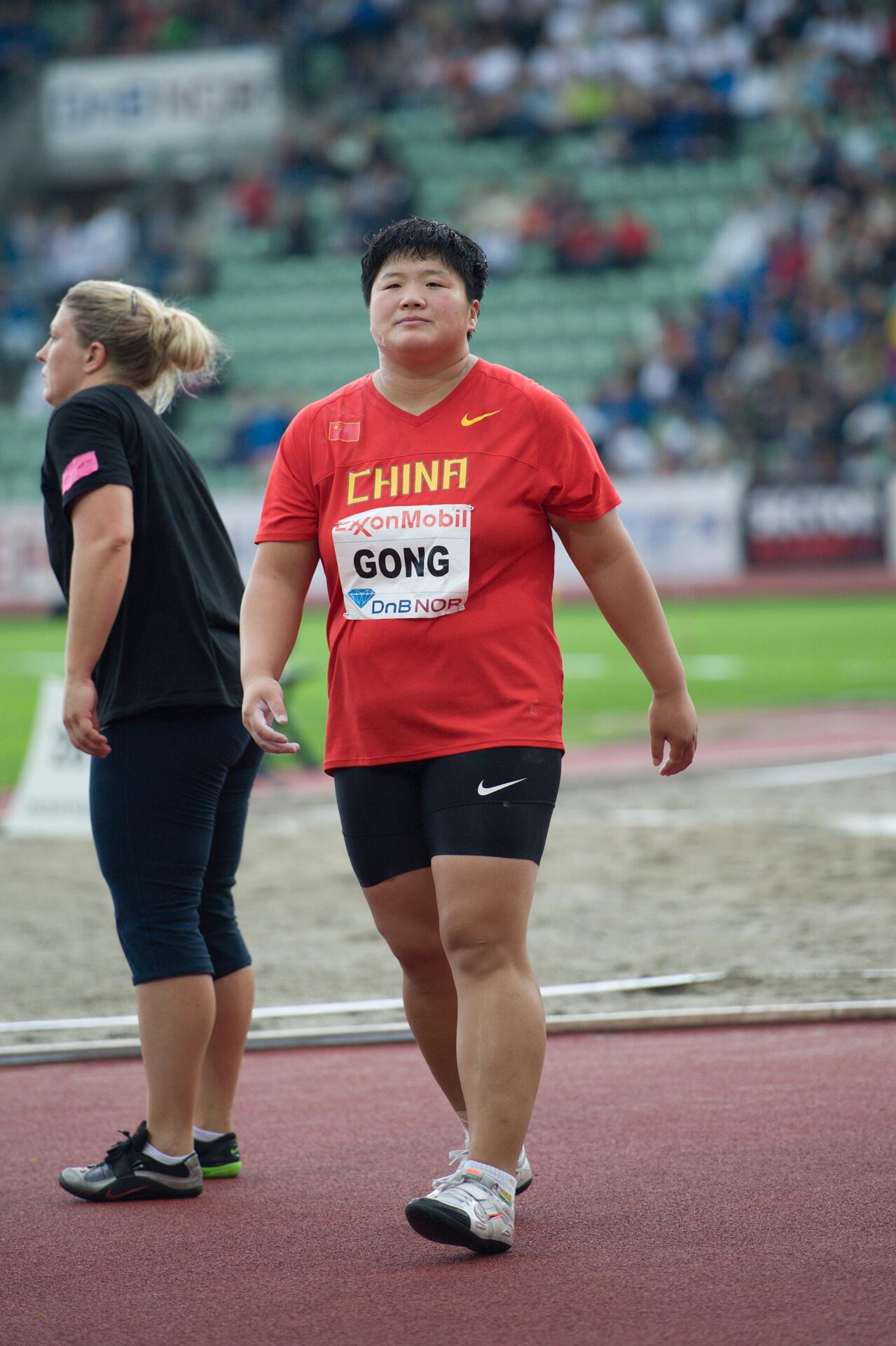 Gong Lijiao competing in the shot put at the 2011 Bislett Games