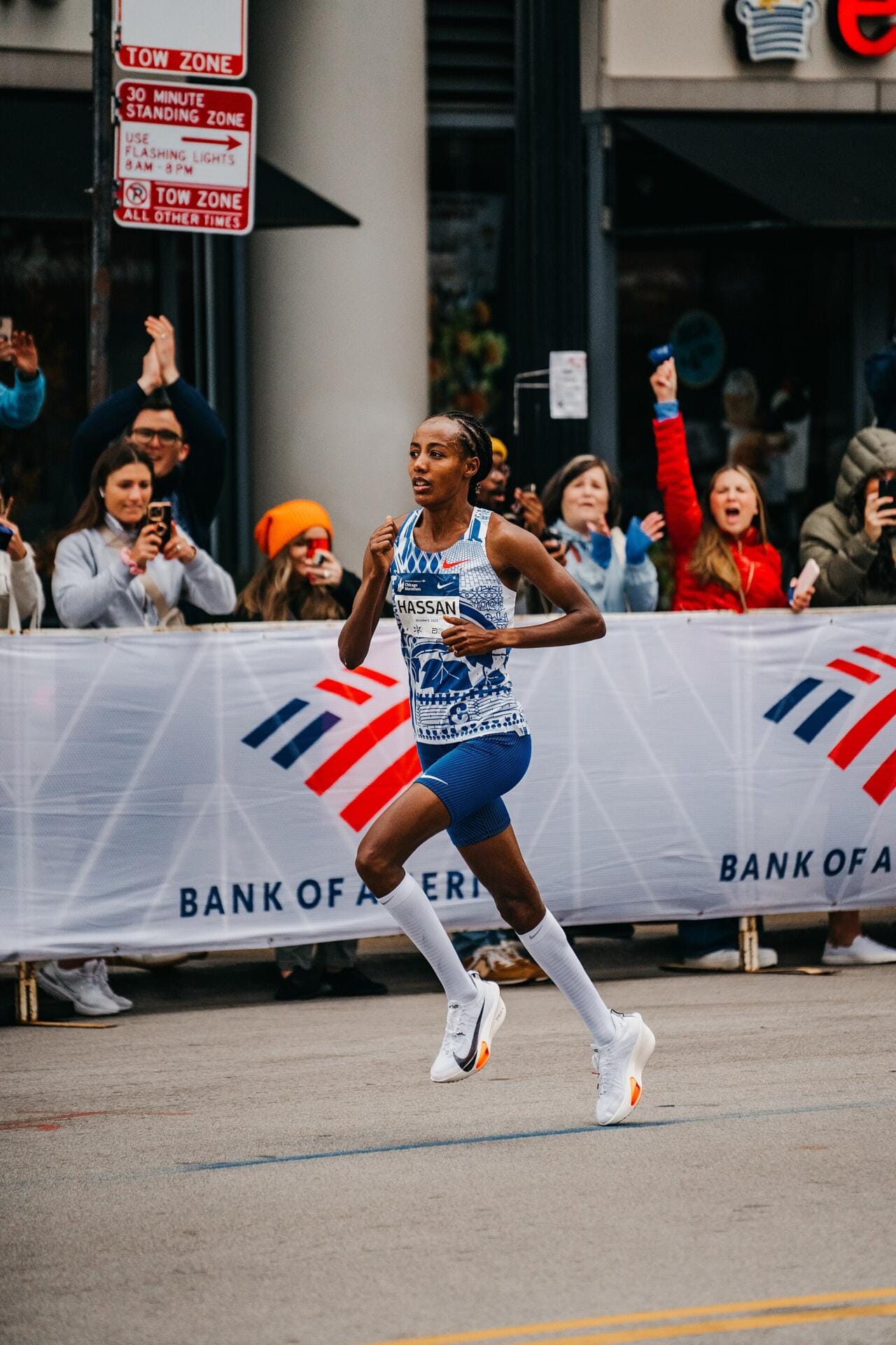 Sifan Hassan racing the 2023 Chicago Marathon