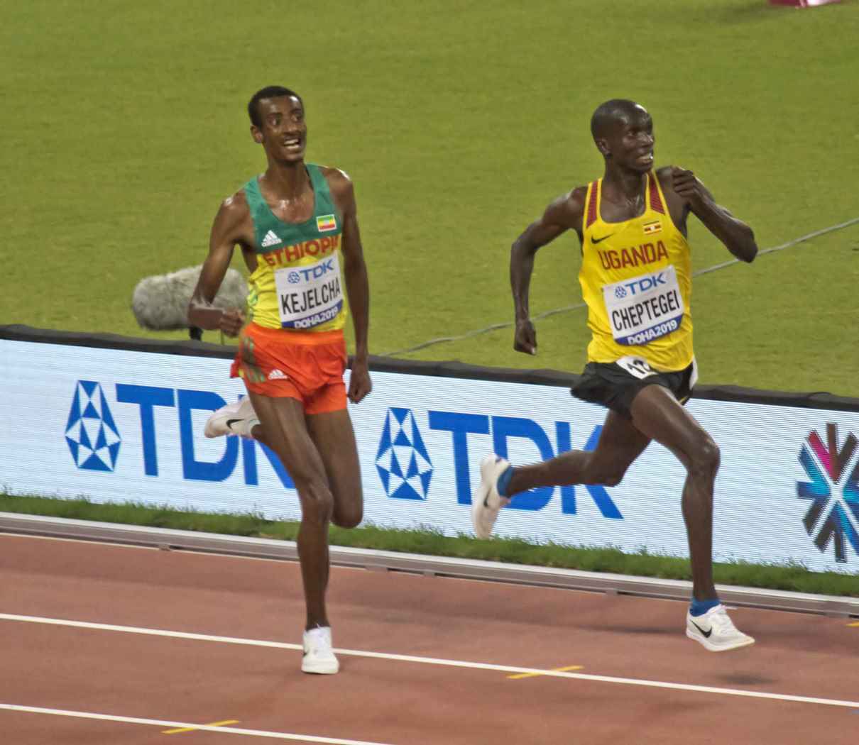 Joshua Cheptegei racing the 10,000m