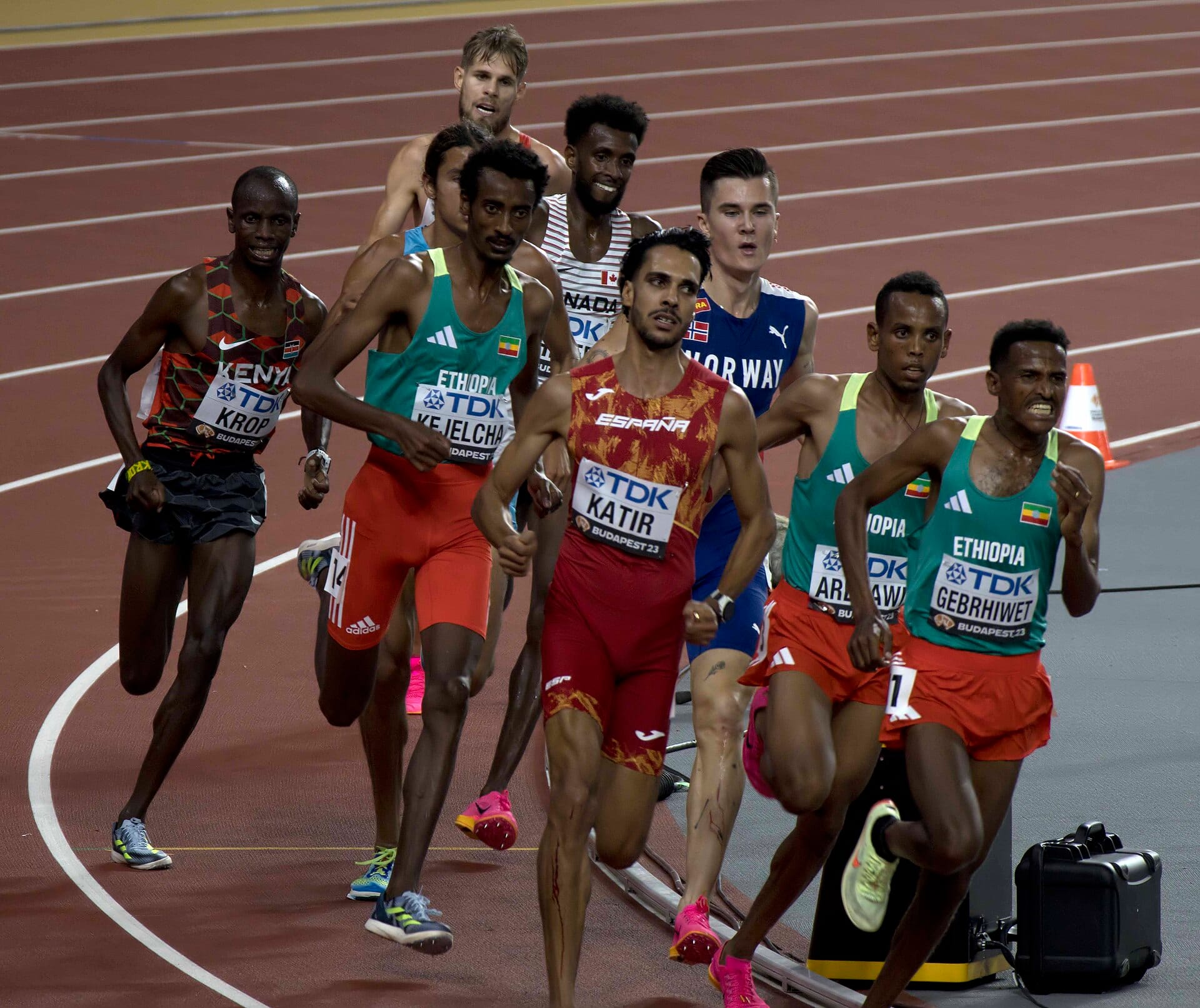 Mohamed Katir racing the 5000m against Jakob Ingebrigtsen