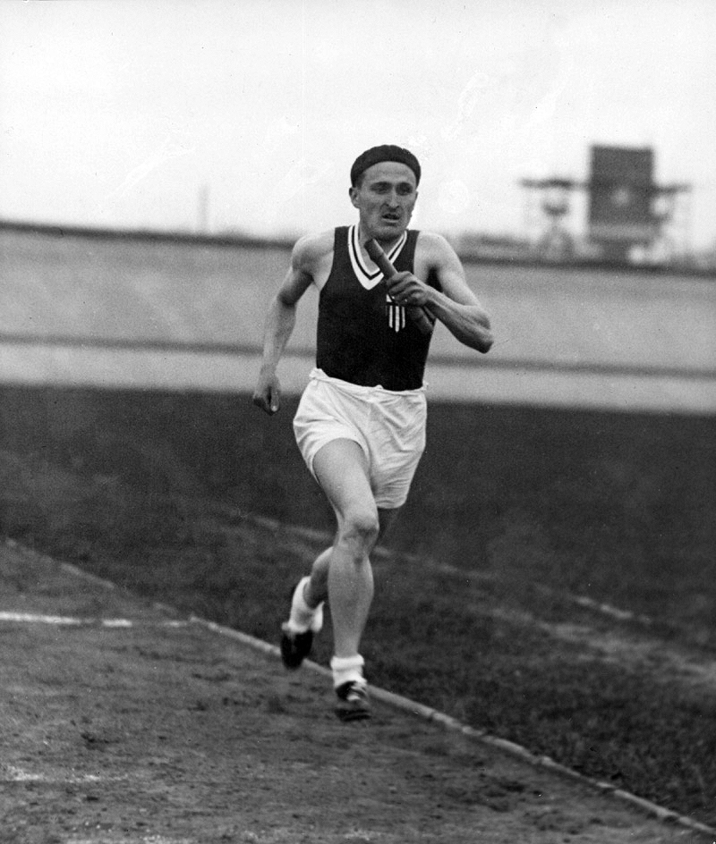 Janusz Kusociński training on a track, circa 1937