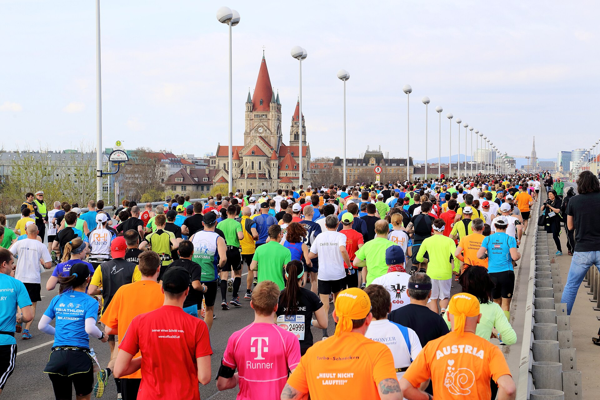 The Vienna City Marathon field crossing the Reichsbrücke bridge in 2015