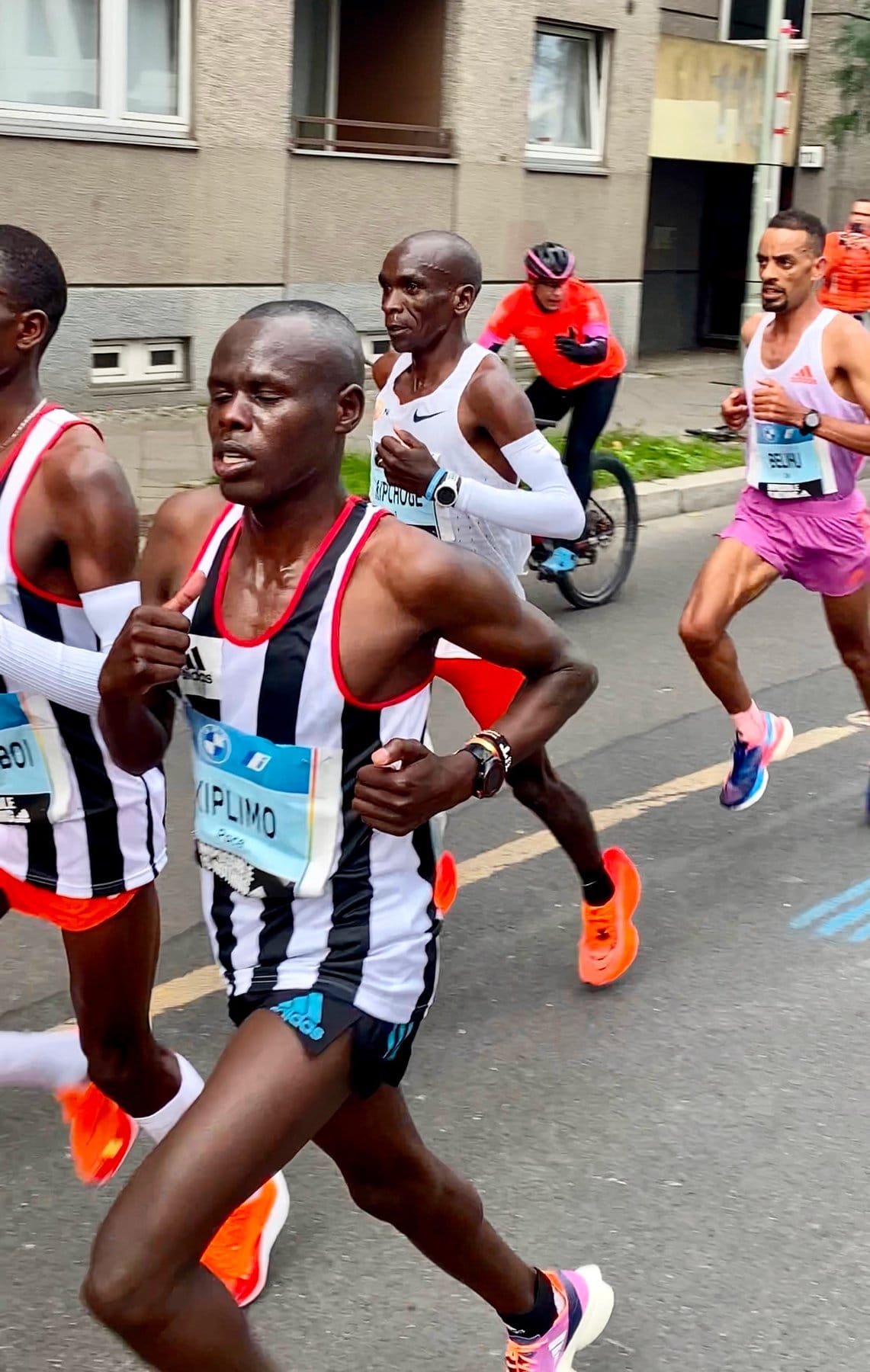 Eliud Kipchoge at kilometre 14.5 of the 2022 Berlin Marathon in Nike race kit