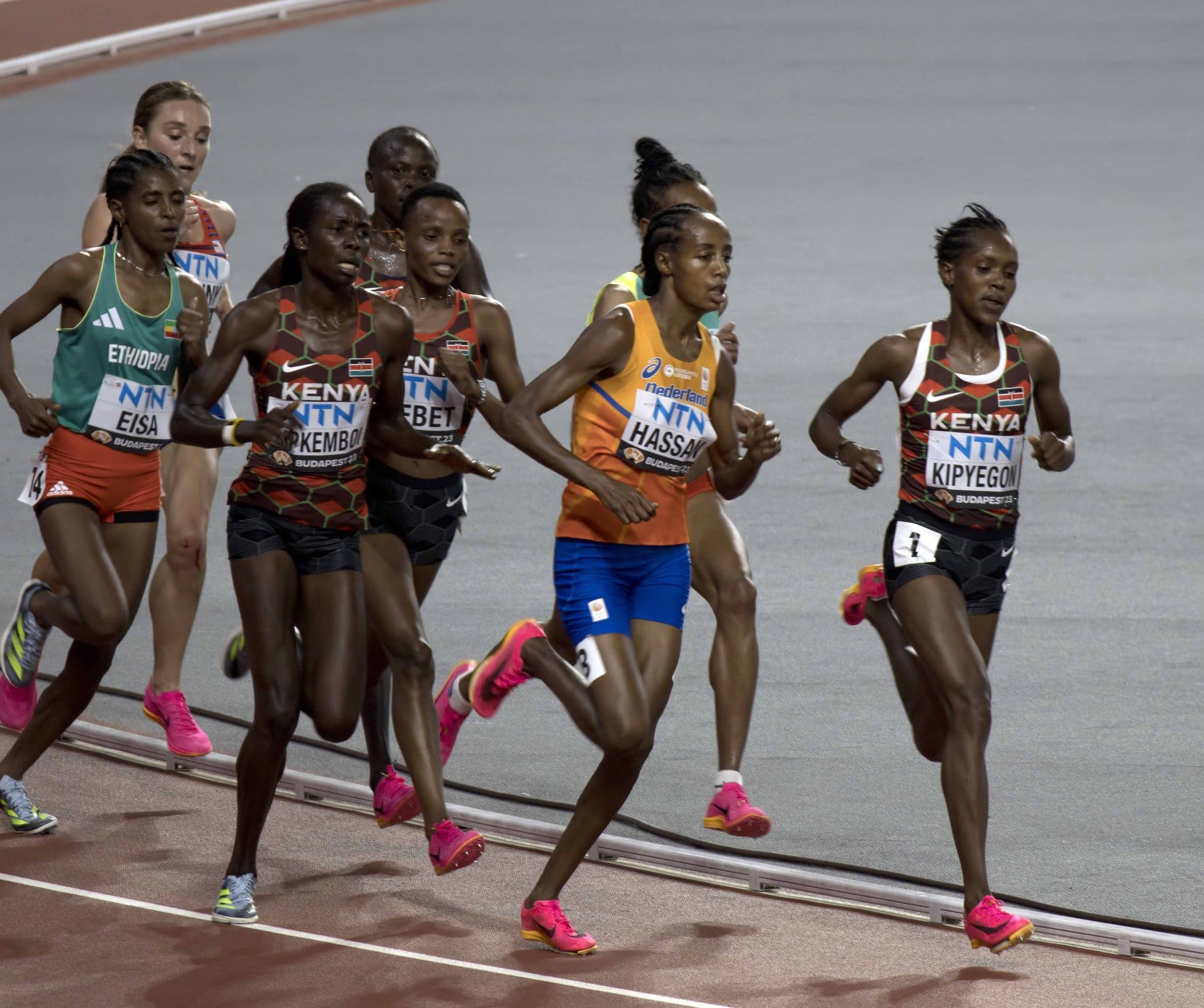 The 5000 metres final at the Budapest 2023 World Championships with Beatrice Chebet in the front group