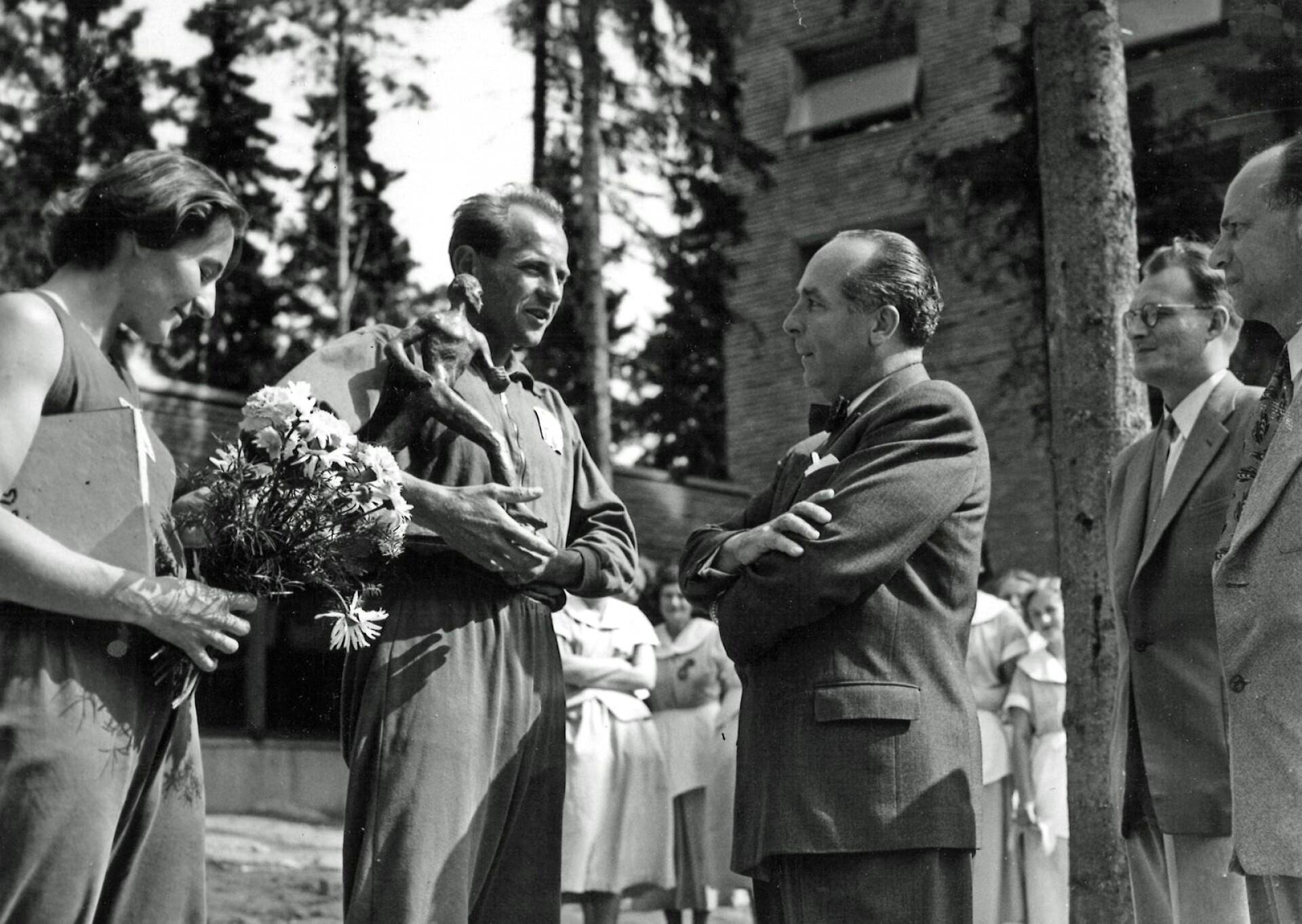 Emil Zátopek receiving a Paavo Nurmi statue in Finland in 1952, with Dana Zátopková at his side