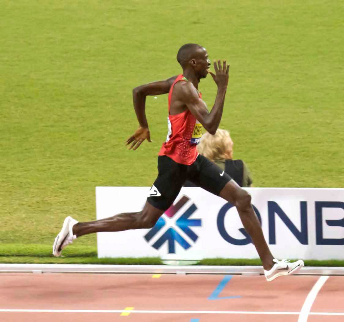 Timothy Cheruiyot running the 1500 metres final at the Doha 2019 World Championships