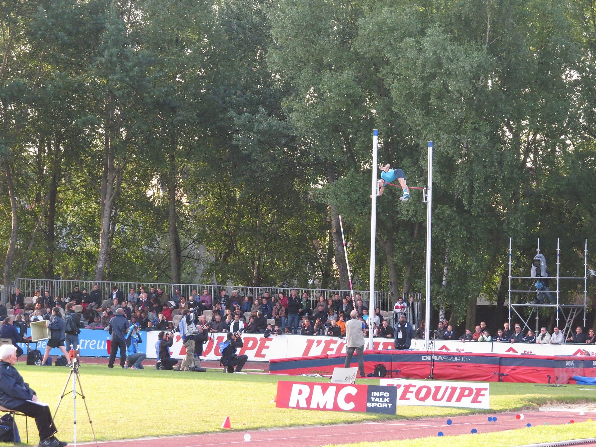 Valentin Lavillenie pole vaulting at the 2013 Meeting de Montreuil