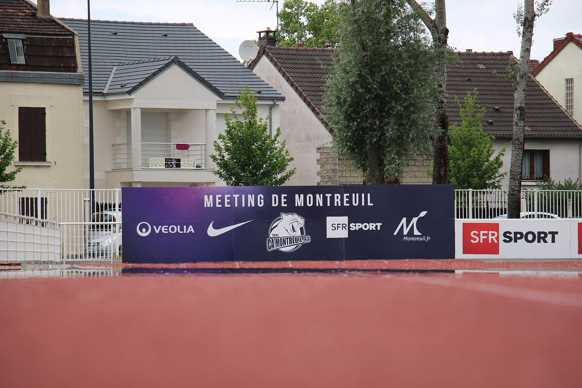 Sprinters leaving the blocks at the 2018 Meeting de Montreuil