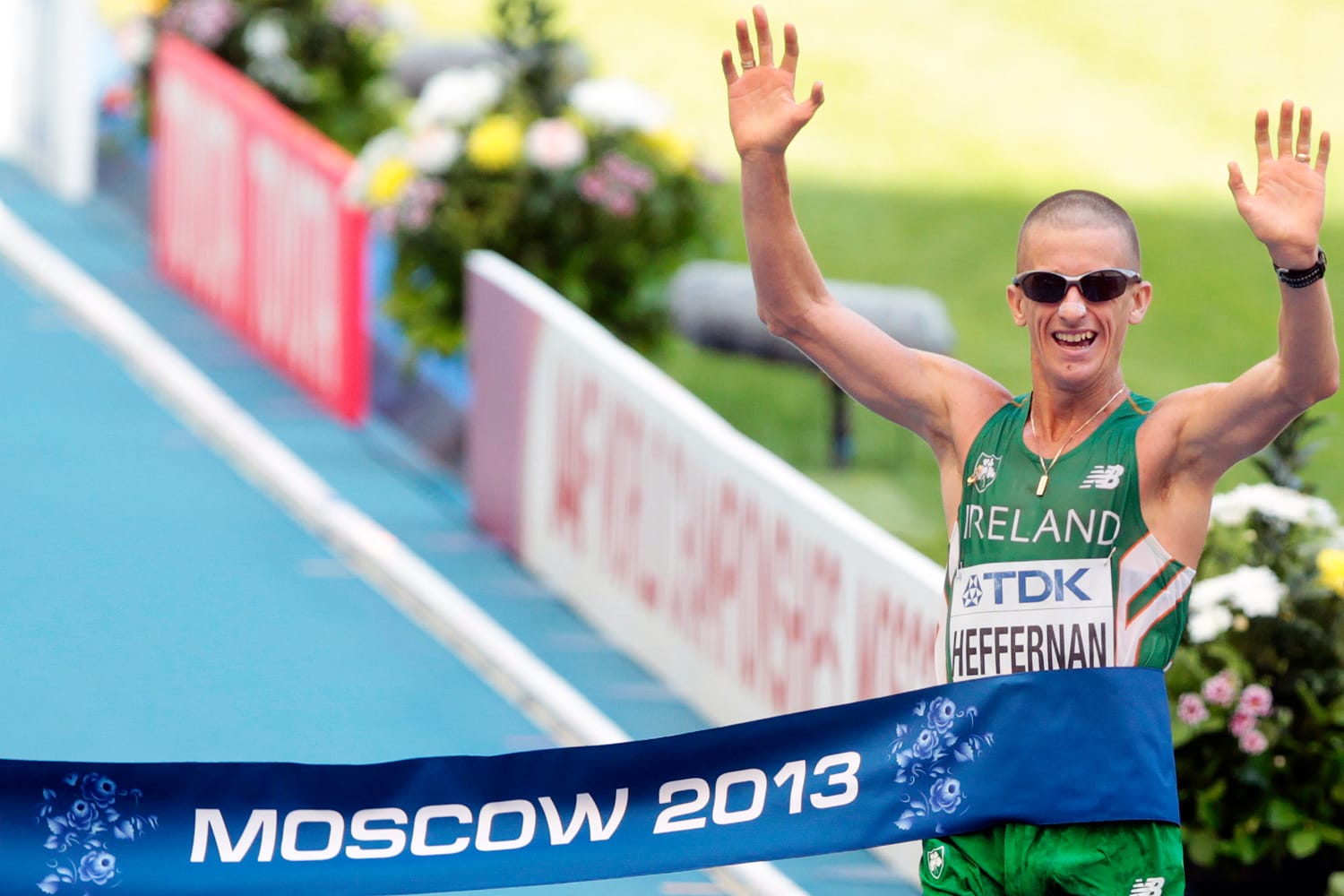 Rob Heffernan race walking in Irish kit at the 2013 World Championships in Moscow