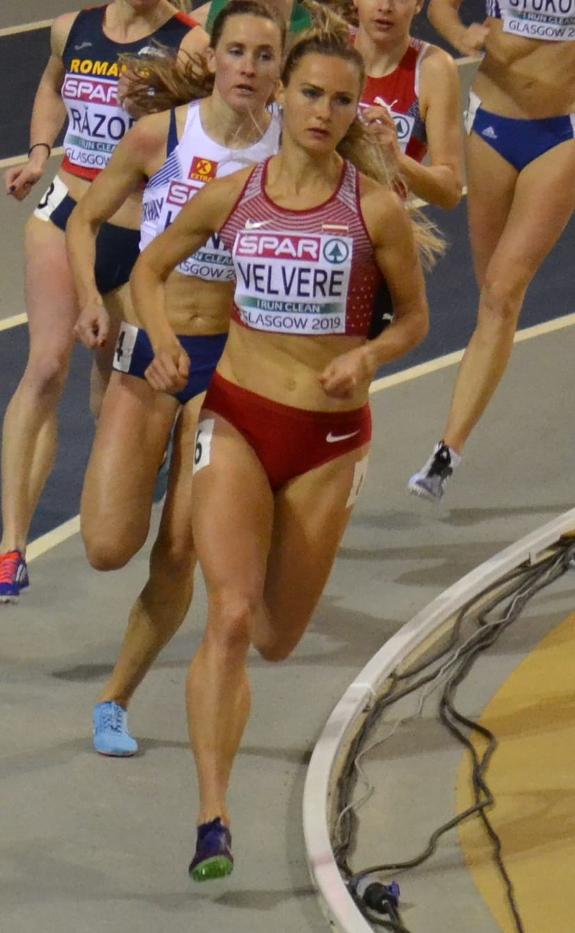 Līga Velvere racing in the Latvian kit at the 2019 European Indoor Championships