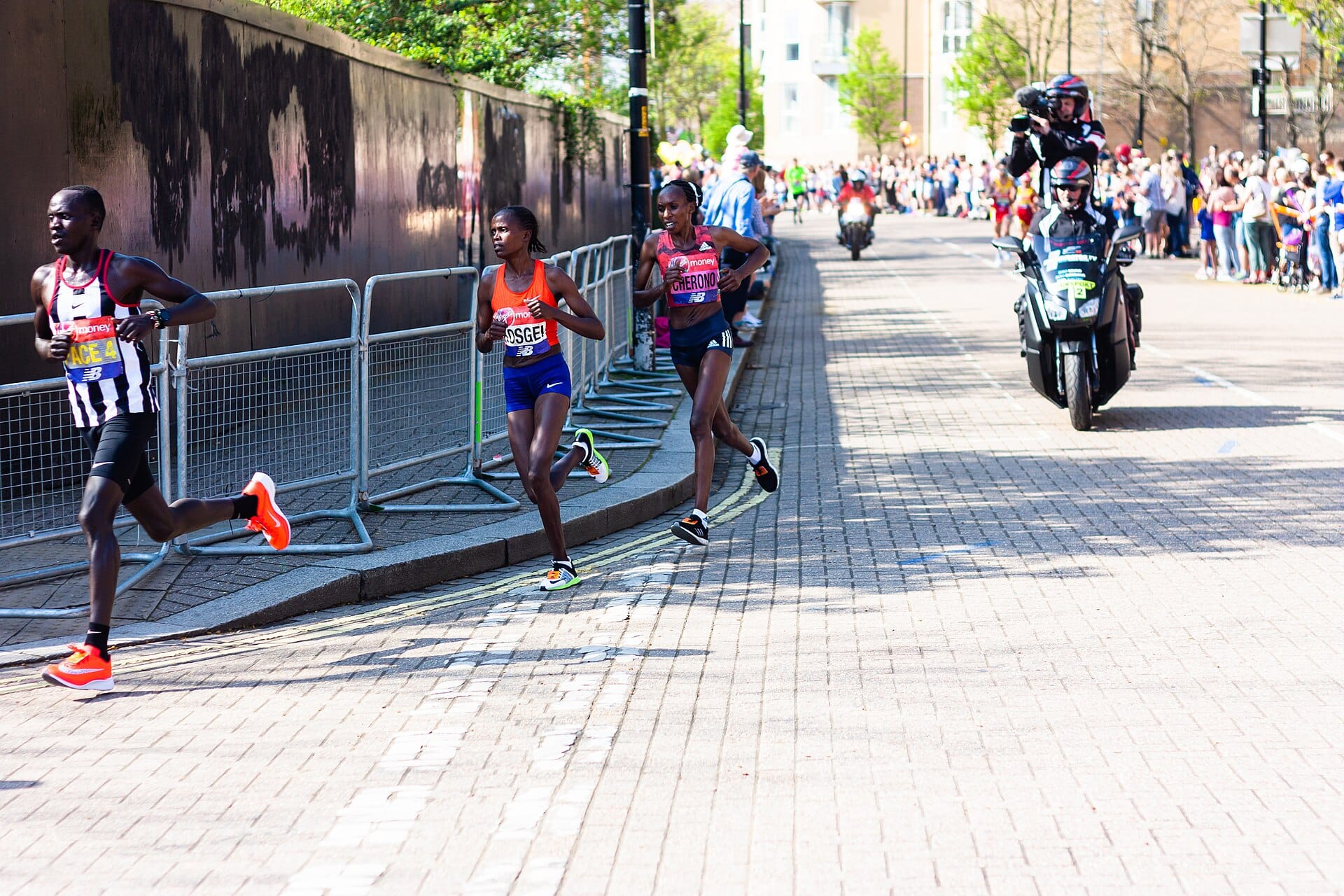 Gladys Cherono racing in the elite women's field at the 2018 London Marathon