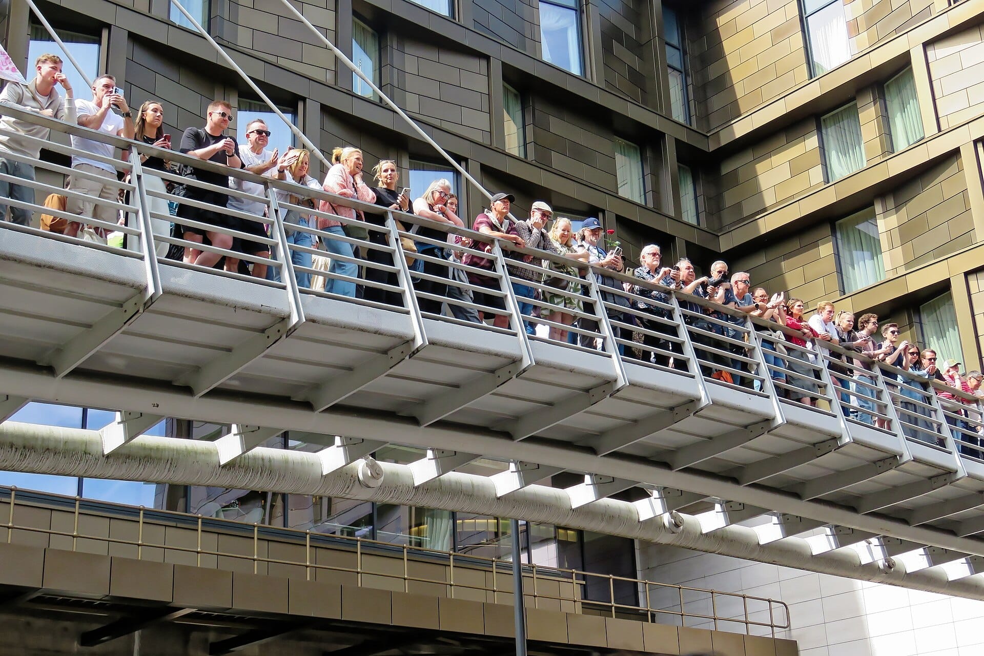 The 2026 London Marathon passing along Upper Thames Street