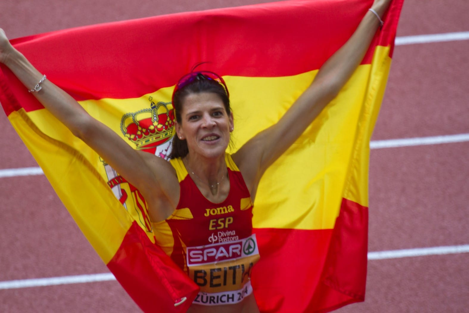 Ruth Beitia celebrating with the Spanish flag after winning the high jump at the 2014 European Championships in Zurich